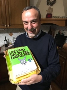 Paolo Vanacore e una copia tutta speciale di "L'ultimo salto del canguro" (Castelvecchi, 2017)