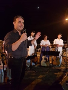 Il Maestro Alessandro Calcaramo e alcuni componenti del gruppo musicale giovanile Corde Libere (Per gentile concessione di Alessandro Calcaramo)