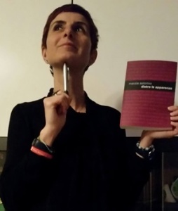 La scrittrice Marzia Astorino con il suo "Dietro le apparenze" (Edizioni Leucoteca, 2017)
