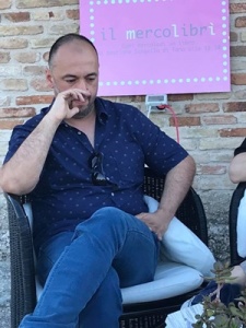 Lo scrittore Roberto Ugolini alla presentazione del suo libro "Gli inquinati" al Bastione Sangallo - Fano (PU) - 26 giugno 2019